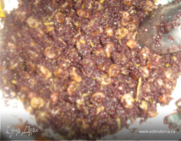 Мак залить кипятком и прокипятить на маленьком огне 2-3 минут. Дать воде остыть. Слить воду, несколько раз перемолоть  на мясорубке или растереть в ступе. 
Изюм залить кипятком. Слить воду. 
Смешать мак, изюм, сахар и цедру лимона.