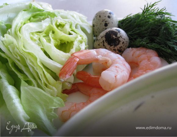 Подготовим все ингредиенты... Яйца и креветки отварить, очистить от кожуры. Зелень промыть и просушить.