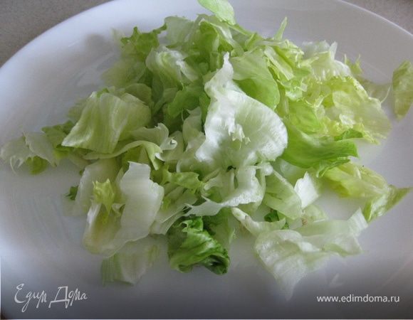 Салат крупно нарезать и разложить по тарелкам...