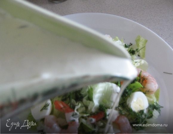 Сверху выложить креветки и половинки яиц, слегка присыпать зеленью, полить соусом и еще раз зеленью...