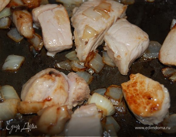 Срезала с мяса шкурку с жирком и косточку, косточку в сторону. Шкурку с жирком бросила на раскаленную сковородку и до состояния шкварок ужарила, когда весь жир вытопился, положила мясо, нарезанное небольшими кусочками и репчатый лук и обжарила все. Шкварки нам больше не пригодятся, они свою работу сделали.