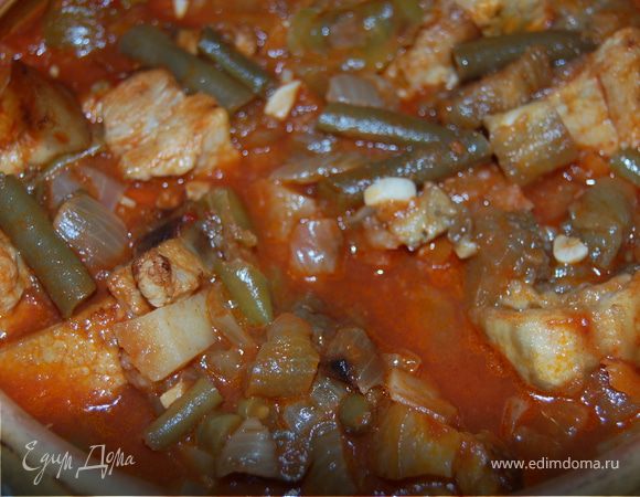 Баклажан почистила, порезала кружками и на некоторое время засыпала солью, чтоб горечи не было, затем промыла и сложила в горшочек. Туда же отправила картошку, порезанную соломкой, морковку, потертую на крупной терке, горстку стручковой фасоли, перец болгарский, томатную пасту, разведенную водой, 1 лавровый лист, перец черный горошком, щепотку соли и конечно же мясо с луком. Крышка закрывается, и наш горшочек отправляется в разогретую до 200 градусов духовку минут на 20 или чуть побольше, смотреть по готовности овощей.За пару минут до готовности добавить мелко порубленный чеснок. Подавать можно с зеленью. Приятного всем аппетита!