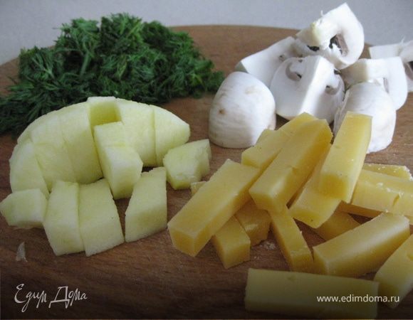 Яблоко и сыр нарезать брусками длиной 2см., диаметром 4-5мм.
Грибы  разрезать на 4 части