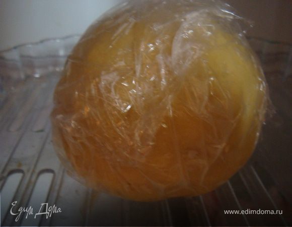 Форму для выпечки и желтки для теста поставить заранее в холодильник.
Муку просеянную и соль смешать с порубленным размягченным маслом и маргарином до мелкой крошки. Добавить желтки и лимонный сок- быстро вымесить тесто. Завернуть в пищ.пленку и поставить в холод на 30 мин.
