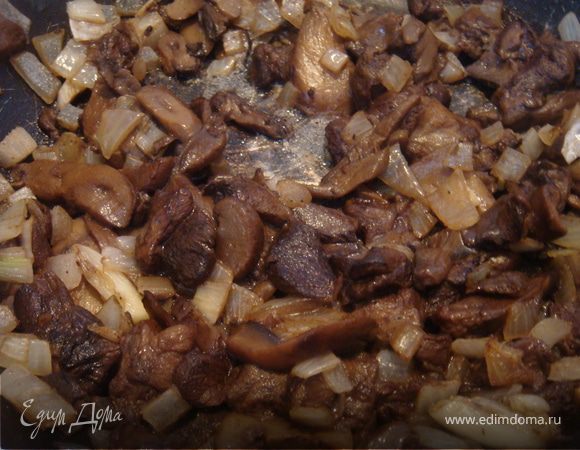 Грибы промыть,очистить от грязных ножек (если это требуется) или просто разморозить. Выложить грибы на разогретую сковородку (если грибы были свежие,то можно предварительно отварить в кипящей подсоленной воде 5 минут), дать выкипеть немного жидкости (которая осталась после разморозки), половину головки лука мелко нашинковать, чеснок раздавить. Влить на сковороду к грибам оливк. масло, добавить лук и чесночину. Посолить,поперчить немного.Поджарить немного-минут 5-7 до мягкости и прозрачности лука (и плюс чеснок должен дать свой аромат). Выключить. Дать остыть.
