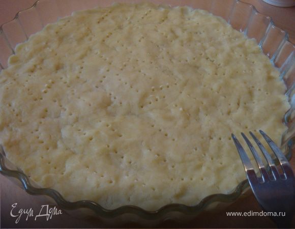 Духовку разогреть до 200 гр.Ц. Подготовим остальную начинку: сыр натереть на крупной терке. Половину сыра смешать с сухарями и нашинкованной второй половиной лука. Посолить, поперчить немного. Вынуть тесто из холодильника. 2/3 теста уложить на дно формы- разровнять (не касаясь бортов), наколоть хорошенько вилкой и поставить в духовку на 15 минут (можно чуть меньше). Вынуть, остудить. 