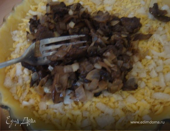 Из оставшегося теста сделать бортик и поставить форму в холодильник для закрепления.
Яйцо взбить венчиком со сливками, добавить сметану, посолить,поперчить, добавить сыр (оставшуюся часть) и перемешать.
Вынуть форму из холодильника. На дно укладываем ровным слоем смесь лука с сыром и сухарями, далее-грибы и заливаем все это яично-сливочной смесью. Уменьшаем темп. духовки до 170 гр.Ц и выпекаем 40 минут. Подавать горячим!
Приятного аппетита!