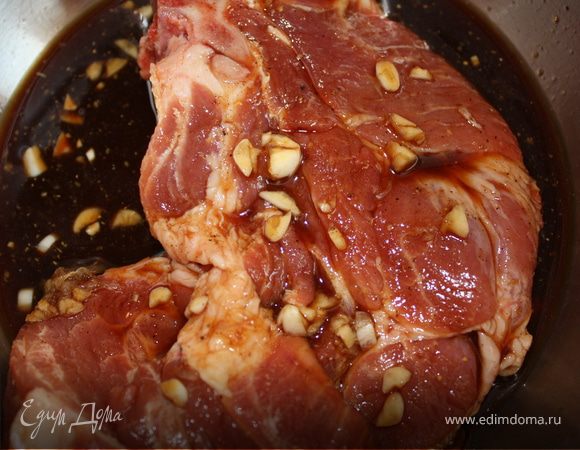 Мясо натереть смесью перцев. В миске смешать соевый соус, кленовый сироп, сок лимона и измельченый чеснок. В полученый маринад положить мясо, обмокнув с двух сторон и поставить в холодильник на 1,5-2 часа. Фасоль поставить вариться. Стручковую фасоль разморозить.