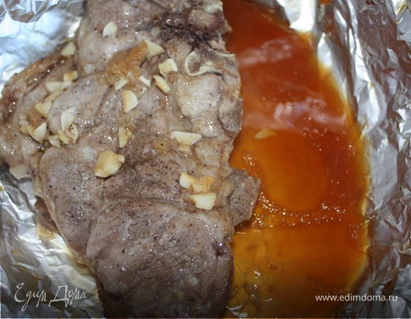 Разогреть духовку до 180 градусов. Мясо завернуть в фольгу и выпекать 30 минут. Маринад оставить, он еще пригодиться.