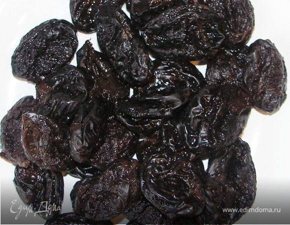 Если чернослив суховат его немного размочить.Мягкий тщательно помыть.В сметану добавить сахар и слегка взбить венчиком.