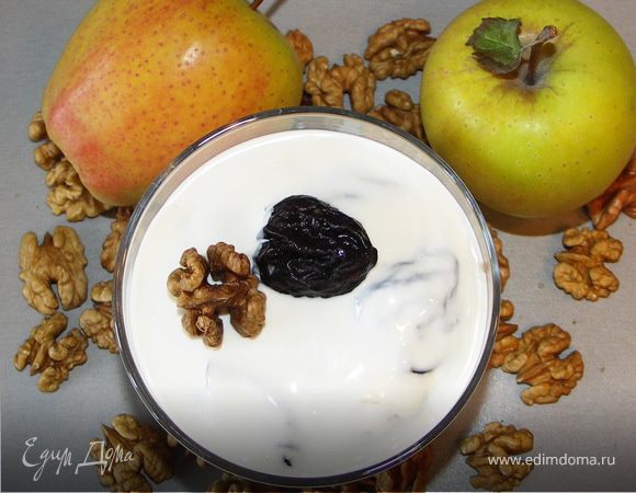 В каждую черносливину засунуть имбирь(кол-во примерно с фасолину)и половинку грецкого ореха.Выложить в креманки,густо поливая кремом.Оставить на несколько часов для пропитывания.Вкусный и полезный десерт готов)Приятного аппетита!