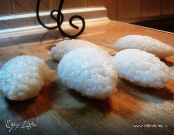 Из риса сформировать колбаски 6см на 3см