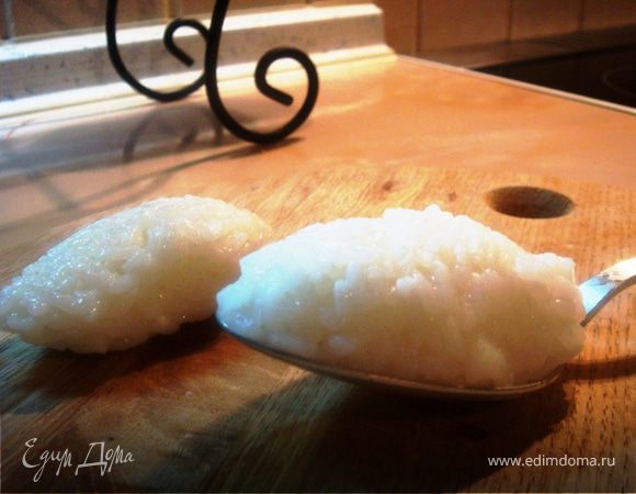 Да простят меня гуру-сушиисты, но я попрбовала вот такой необычный способ формирования "колбасок" с помощью влажной столовой ложки и назвала рисовые заготовки "лодочками"