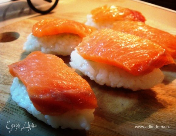 свершу выкладываем тонкие ломтики лосося