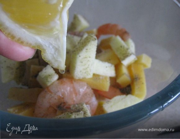 Все нарезанное и креветки отправить в салатник. Посолить, поперчить и полить лимонным соком, перемешать, отставить.