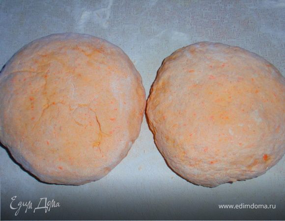 В кефир добавить соду и оставить на пару минут. В миске смешиваем обе муки, соль, травы (травки можете взять любые другие). Вливаем кефир и измельченные морковь и тыкву. Замешиваем тесто. Муки может понадобится больше, ориентируйтесь по консистенции. Тесто должно быть не сильно крутым, но не плыть, и немного прилипать к рукам - это из-за овощного пюре. 