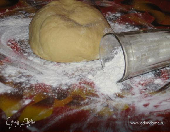 Замешиваем тесто постепенно вводя еще 1 стакан муки. Может уйти меньше. Или больше Тесто должно быть пластичным и мягким. Остальная мука уйдет в процессе раскатки.