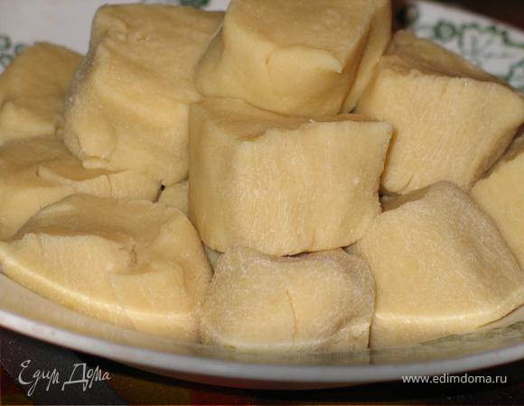 Тесто разделить на 16 одинаковых!!! частей. Поставить на 30 минут в морозилку. Потом переложить в холодильник на часок. 