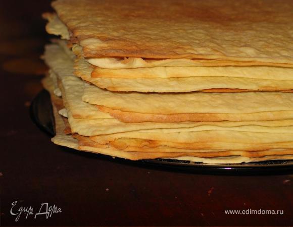Раскатывать оооочень тонкие коржи, доставая из холодильника по одному кусочку. Вырезать из коржа круг или квадрат по трафарету-тарелке. Я использовала обрезанный лист "Снегурочки")))(21см*21см). Выпекать 3-5 минут при 180-200 на бумаге для выпечки, выложенной в протвине. Обрезки так же выпекать для украшения.