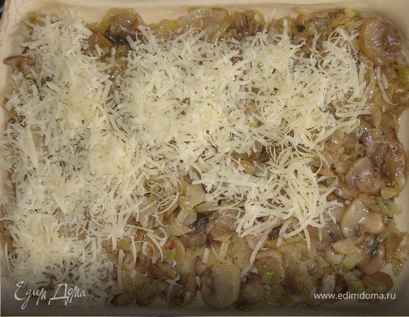 Разогреть духовку до 180-190 градусов.
Тесто наколоть вилкой. Выложить начинку. Засыпать сыром.
Выпекать минут 20-25.