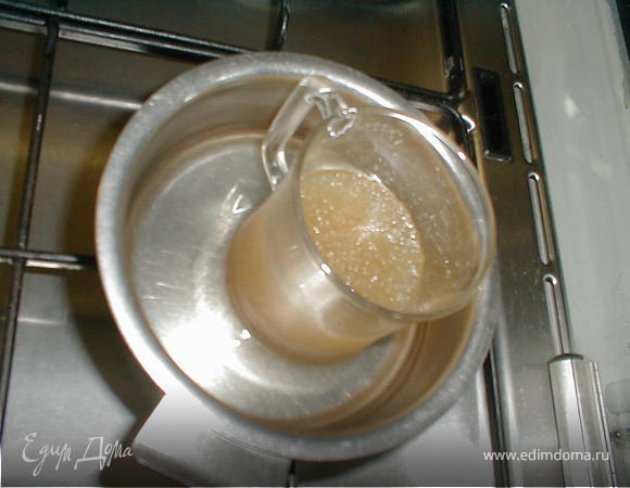 За 30 минут до начала приготовления десерта, замачиваем 2 ст.л. желатина в 50 мл. воды.  