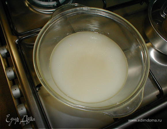 На данном этапе все надо делать быстро. В небольшой кастрюльке смешиваем сахар с водой и ставим на медленный огонь и варим до того момента, пока у Вас не получиться сироп, который, если Вы его захватите ложкой, будет слегка тянуться.  За 2-3 минуты до готовности сиропа на водяную баню ставим желатин