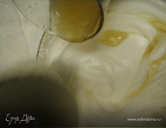 Необходимо взбить белки в плотную пену. Влить готовый очень горячий сироп, продолжая при этом взбивать (иначе белки свернутся), затем сразу же влить распущенный на водяной бане желатин, продолжая взбивать, затем добавить щепотку лимонной кислоты и сливочное масло