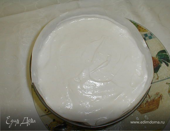 Полученную массу вливаете  в разъёмную форму и ставите в холодильник на 4 часа. 