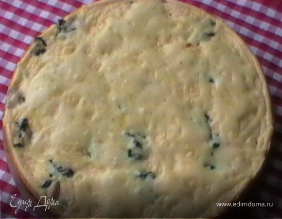 Разогреть духовку до 220°С.
Индейку нарезать маленькими кусочками.
На оливковом масле обжарить индейку и шпинат.
Отделить желтки от белков.
Желтки взбить с маскарпоне и молоком.
Белки взбить в пышную пену, продолжая взбивать постепенно добавить желтки с маскарпоне. Затем добавить муку.
Смазать съемную форму для выпечки оливковым маслом.
На дно выложить индейку и шпинат, вылить омлетную смесь, посыпать сыром. Выпекать 5-7 мин.