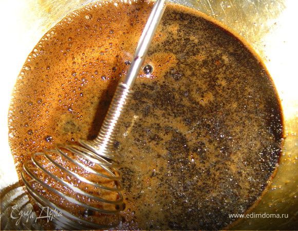 Говядину тонко нарежьте поперек волокон полосками шириной в 1 см. Немного отбейте.
Взбейте растительное масло, соевый соус и измельченный чеснок, смешайте с мясом и маринуйте 2-3 часа в холодильнике. 