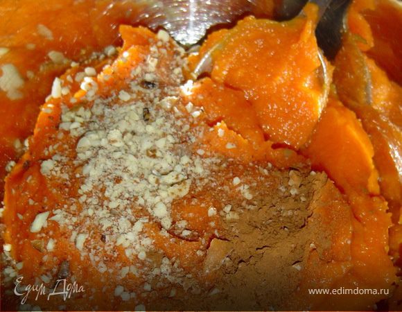 добавляем измельченные орехи, корицу,сахар и перемешиваем.