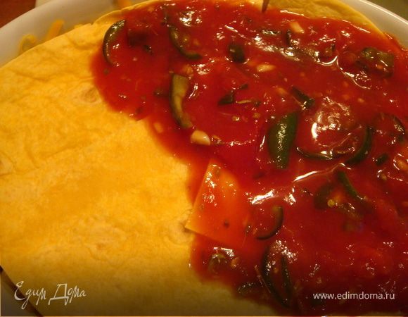 Духовку разогреть до 190С. Данное количество ингридиентов помещается в неглубокую форму объемом 1 литр. Форму смазать растительным маслом.
Приготовить соус. Смешать помидоры в своем соку (предварительно размять вилкой), зеленый перец чили, чеснок, специи.
