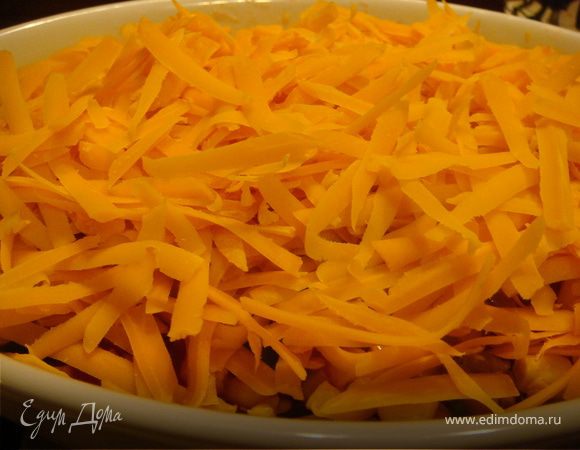 В форму положить 3 лепешки с захлестом друг на друга и так чтобы они закрыли дно, выложить на лепешки треть соуса. Сверху положить половину мяса индейки, зеленого лука, кукурузы и стакан сыра. Затем положить опять три лепешки, половину оставшегося соуса, все мясо индейки, лук, кукурузу и 1 стакан сыра. Сверху положить оставшиеся 3 лепешки и посыпать оставшимся сыром.
