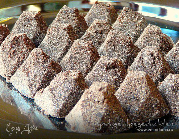 Муку на сковороде обжарить до коричневатого цвета (5 минут) и немного остудить. Смешать с сухим молоком, маслом, какао, сахаром. В маленькие формы (я брала для льда) вдавить ету массу (она крохкая). Теперь вынуть (выбить) конфеты, сложить в плотно закрывающуюся емкость и поставить в морозилку. Перед подачей вынуть за 5 минут.
Можно завернуть каждую отдельно в обложку