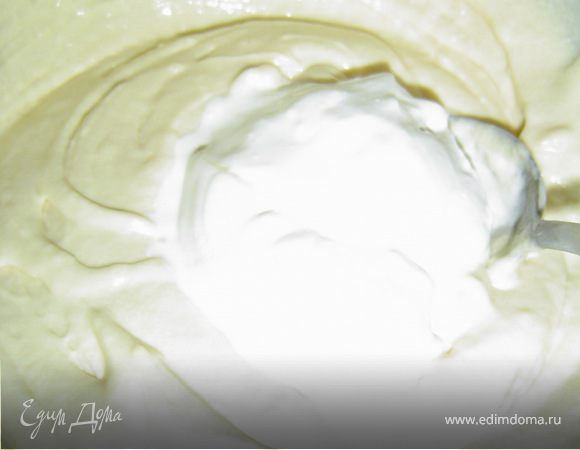 Растопленное масло смешиваем с мукой и разрыхлителем, добавляем взбитые яйца и сметану, хорошо перемешиваем. 



