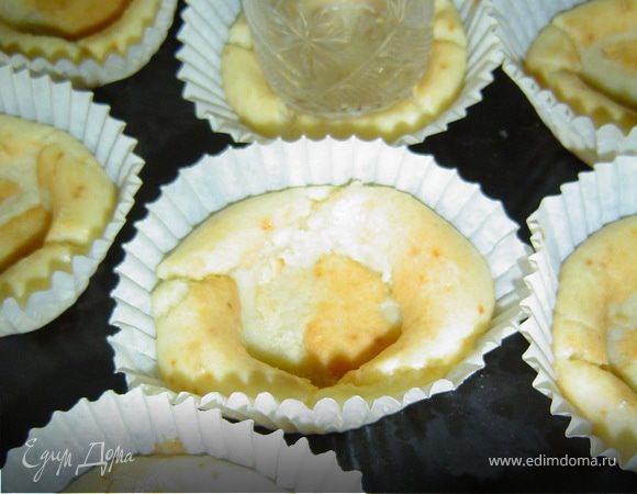 После того как кексы поднимутся, достать их из духовки и донышком рюмки(нужного диаметра) продавит серединку каждого кекса до дна, чтобы получились углубления для начинки. Затем возвращаем корзиночки в духовку и допекаем их до румяного вида.