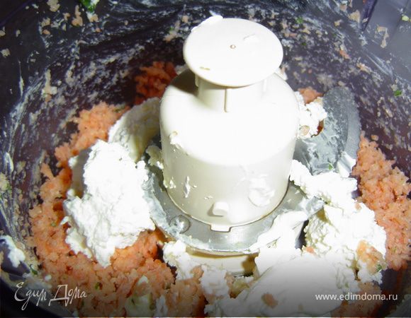 Теперь приступаем к приготовлению начинки. Для этого красную (слабосоленую) рыбу измельчаем в блендере ,добавляем измельченную петрушку и творожный сыр, все взбиваем до однородной массы.