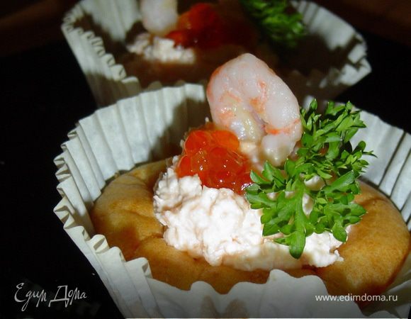 Готовой рыбно-творожной массой начиняем корзинки, сверху выкладываем икру, украшаем креветками и зеленью.

Приятного аппетита!!!