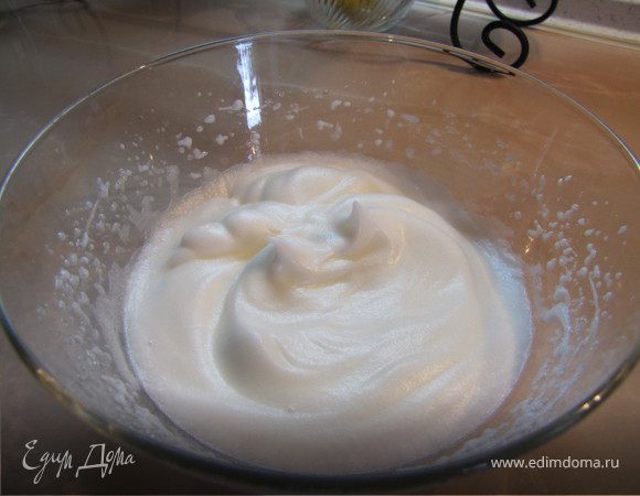 Белки отделить от желтков и взбить в крепкую пену