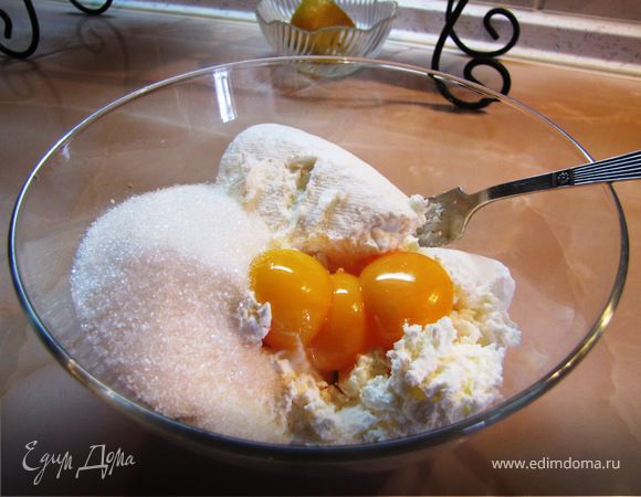 Отдельно, тщательно, растереть творог с желтками, сахаром, ванилью, солью