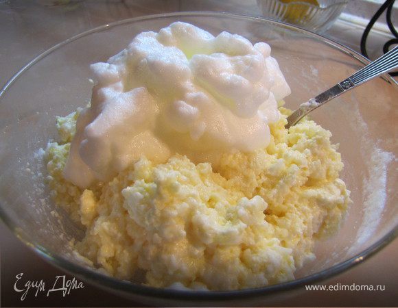 Потом осторожно вводим белки