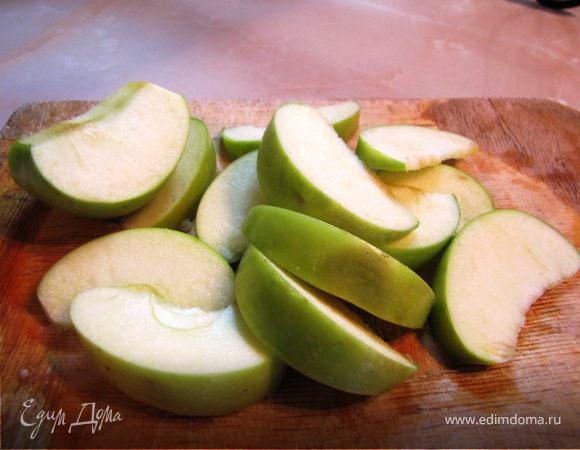 Яблоко нарезаем одинаковыми ломтиками-близнецами