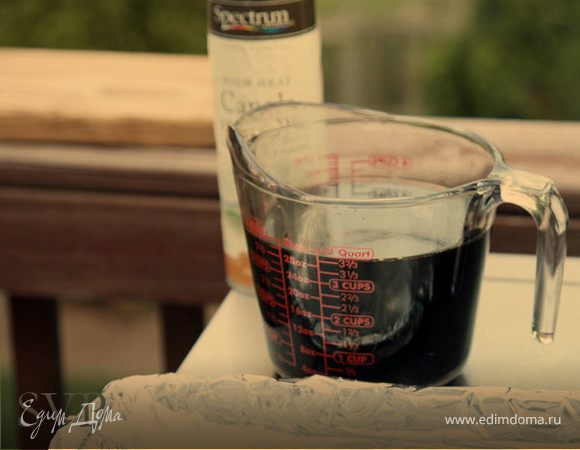 Делаем соус :

Обжариваем на гриле косточку, пока она не будет коричневого цвета. В кастрюле с толстыми стенками соединяем все ингредиенты и нашу косточку "удачи" ). Варим соус на медленном огне помешивая, пока он не уварится на 20 процентов. Он должен стать более густым.  Снимаем с огня, дать остынуть до комнатной температуры и процедите. Перелить в банку и хранить в тёмном месте или в холодильнике.
..........
Этот соус пригоден k многократному использованию! У некоторых японцев он служит больше года. Все что нужно сделать после употребления, это прокипятить его буквально пару минут и хранить в плотно закрытой банке/бутылке