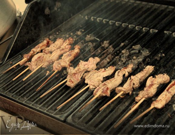  <<<<Подготовка и процесс >>>>
 
Бамбуковые палочки для мяса, замачиваем в воде на 3-4 часа. Переливаем соус в глубокую и широкую миску, она должна быт удобной что бы макать шашлычки.  Жарить шашлычки желательно на древесных углях. 
<<Процесс жарки шашлычков>>   обжариваем до 70% готовности, обмакнуть в якитори соус, обжарить на одной стороне, обмакнуть в якитори соус, обжарить с другой стороны, снова  в якитори соус и на гриль буквально на несколько секунд. Подавать желательно с огня,  с солью чили и острой горчицей.