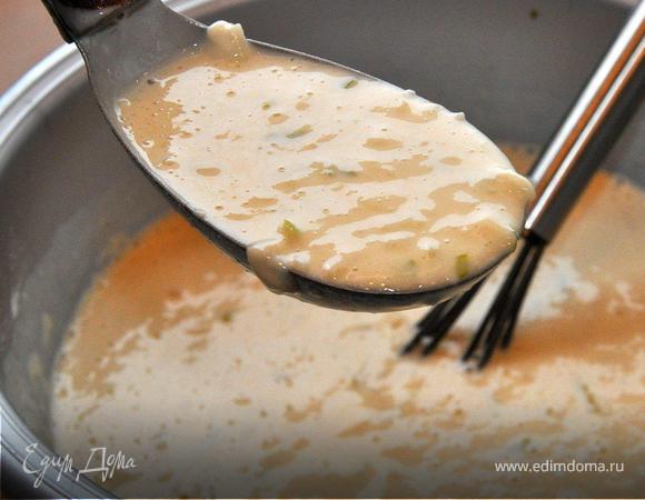 Высыпаем муку в миску, щепотку соли, одно яйцо, добавим молоко и мешаем венчиком до однородной консистенции. Теперь прервемся и потрем в нашу смесь одну хорошую грушу на крупной терке. Опять все хорошенько перемешаем и мы готовы выпекать наши блинчики. Берем небольшой половник и выпекаем блинчики на разогретой сковороде на сливочном масле, за один раз можно испечь  три блинчика. 