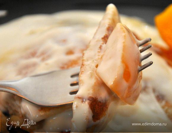 Из такого объема у вас получится дюжина блинчиков, так что угостите всех домашних. Но наша цель была порадовать свою половинку! Поэтому берем поднос и кладем на него нашу брускетту, блинчики и не забудем про чашку ароматного капуччино или ее любимого чая, и вперед в спальню – будить любимую лучшим завтраком на свете и только для нее одной! 