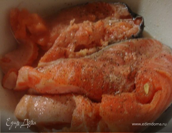 Стейк семги разрезать на две части, посолить, поперчить и сбрызнуть лимонным соком - дать постоять не менее 10-15 минуток