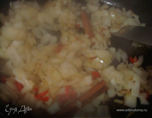 Нарезаем мелко лук, на оливковом масле обжариваем раздавленный чеснок, пару гвоздичек, и палочку корицы, добавим лук, и обжарим до золотистого цвета. Теперь вольем немного воды, и добавим нашу пастообразную смесь из приправ.
Доведем до кипения, масса должна быть очень густой.
Кипнуло? Начинаем вводить йогурт- постоянно помешивая. что бы йогурт не свернулся.