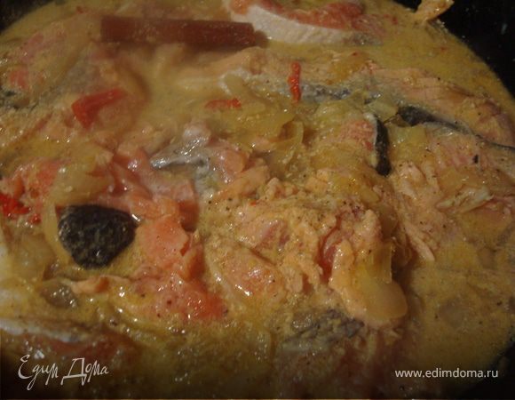 Теперь добавим в смесь нашу рыбку, и потушим минут 10 под крышкой. Все, можно подавать. Очень вкусненько!!!!!!!! 