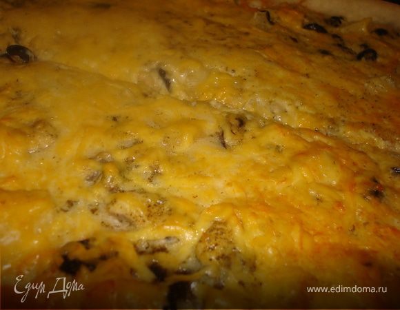 Приготовление.
Раскатаем тесто, и выложим на смазанный маслом, или маргарином противень. 
Готовим соус - взбиваем охлажденные яйца с щепоткой соли, в пену, добавим сахар. Хорошенько взбиваем. Теперь льем молоко. Снова взбиваем. И в конце добавим масло - хорошо перемешаем - и выливаем на тесто. Сверху раскладываем начинку. 
Мидии, и креветки предварительно разморозим, креветки - если не чищенные чисти. Маслины нарежем кружочками. Ананас если кольцами - так же нарезаем. сверху обильно посыпем натертым сыром. И ставим в разогретую до 190 градусов духовку. Выпечкаем до готовности. Смачного!!!!!!!!!!!